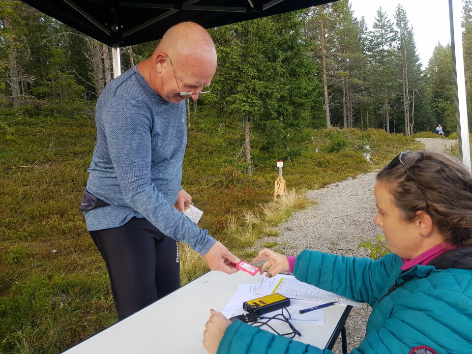 Høststemning på bedrift o-løp i Vangsåsen Tore Gustav Tomter leser av l¢psbrikken.jpg