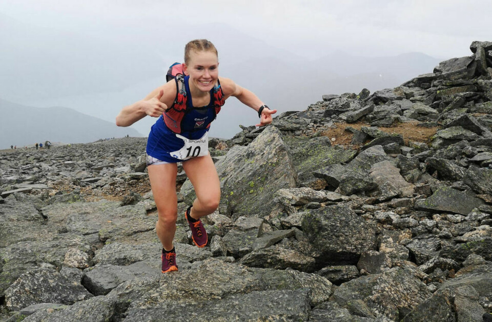 La Sportiva Skåla Opp er utsatt til 2021 Karoline Holsen Kyte opp mot Skålatårnet i suveren ledelse. (Foto: Christian Prestegård)