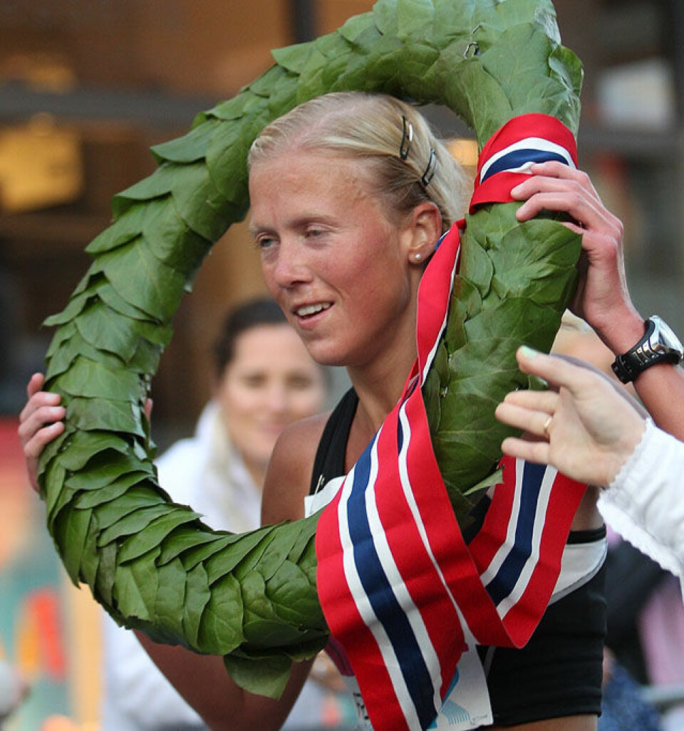 Marthe Katrine Myhre får seierskransen rett før målpassering. Marthe Katrine Myhre får seierskransen rett før målpassering.