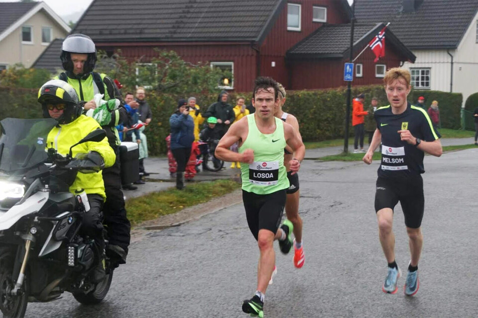 15.04 og norsk bestetid på 5 km av Karoline Bjerkeli Grøvdal Ronny_Losoa_felt.jpg