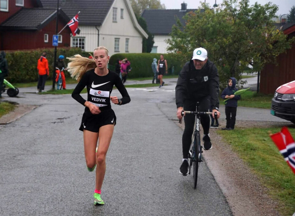 15.04 og norsk bestetid på 5 km av Karoline Bjerkeli Grøvdal Leona_Vedvik.jpg