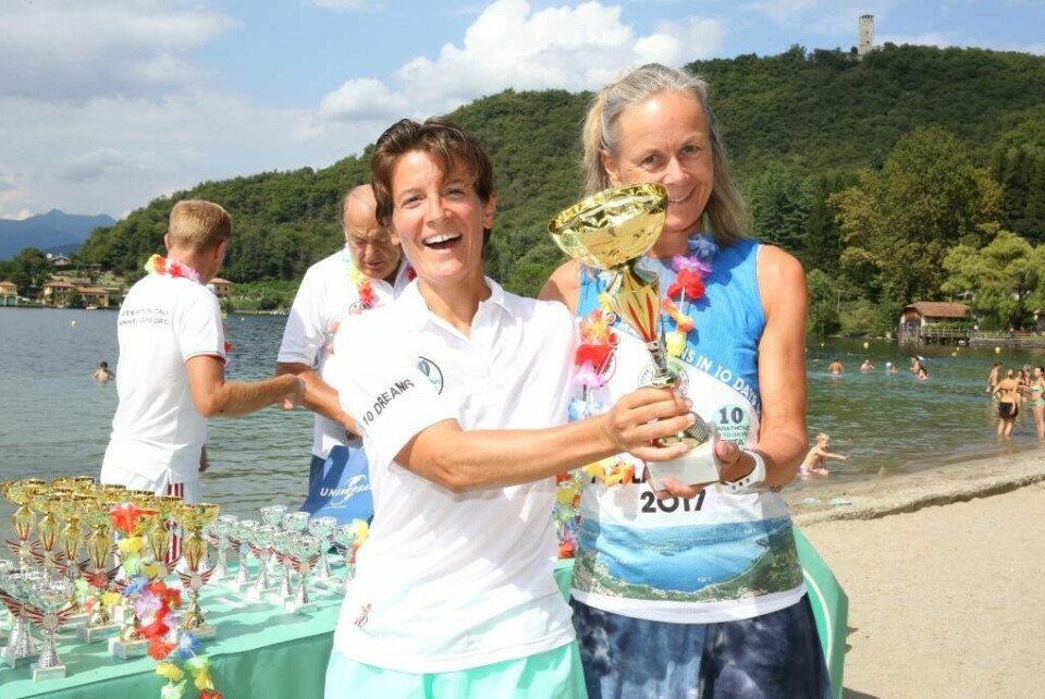 Kristine får pokalen av arrangøren etter å ha vunnet Orta 10 in 10. (Foto: Arrangøren) Kristine får pokalen av arrangøren etter å ha vunnet Orta 10 in 10. (Foto: Arrangøren)