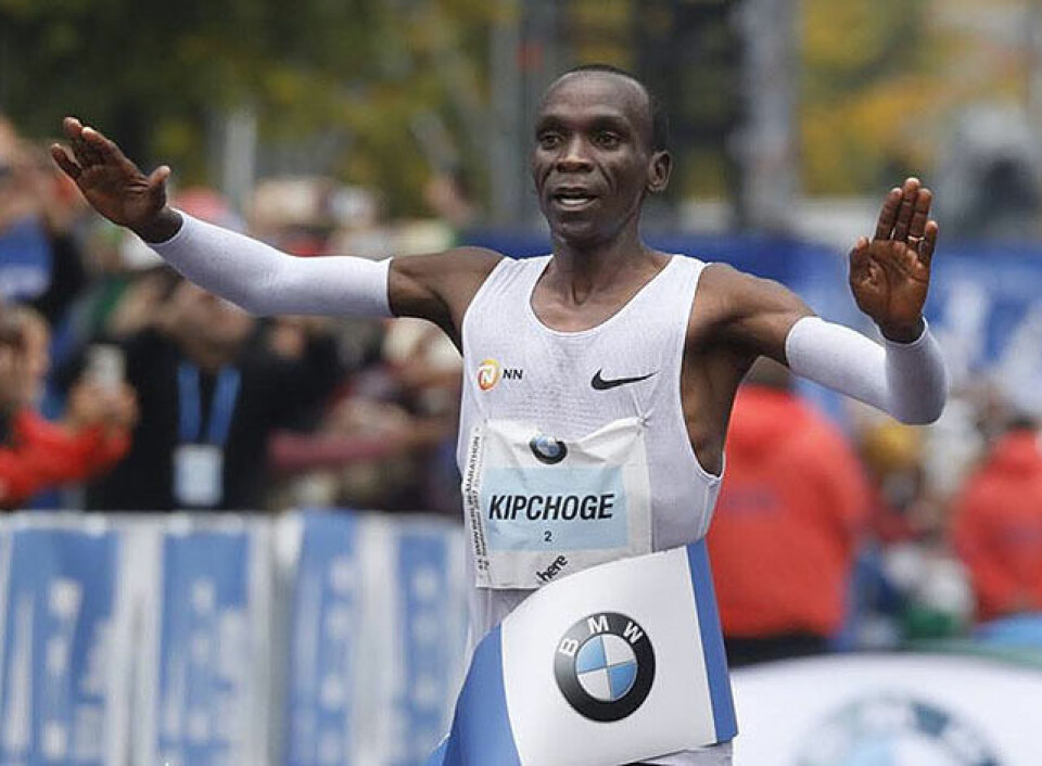 Olympisk mester: Eliud Kipchoge fortsetter sin seiersrekke og har vunnet 8 av de 9 maratonløpene han har deltatt i. I Berlin Marathon i 2013 ble han bare nr. 2 slått av Wilson Kipsang, som satte verdensrekord. (Foto:arrangøren) Olympisk mester: Eliud Kipchoge fortsetter sin seiersrekke og har vunnet 8 av de 9 maratonløpene han har deltatt i. I Berlin Marathon i 2013 ble han bare nr. 2 slått av Wilson Kipsang, som satte verdensrekord. (Foto:arrangøren)