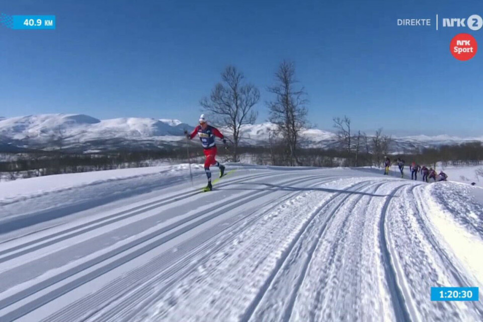 Barsk og vakker nordnorsk natur rundt Martin L. Nyenget som rykker i fra resten av feltet i Summit 2 Senja. (Foto: skjermdump fra NRKs sending) Snødekte nord-norske fjell og Martin L. Nyenget