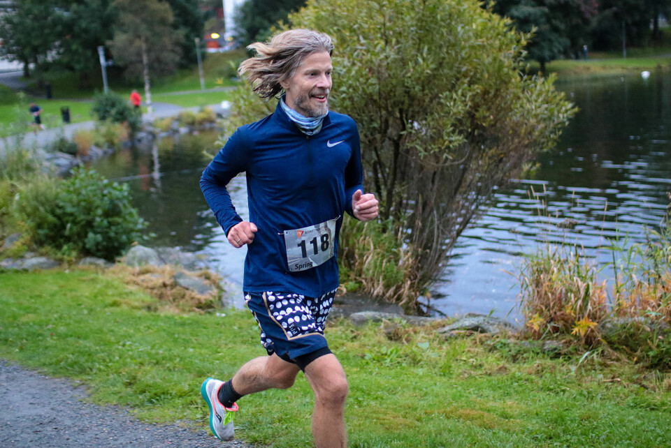 Jan Eirik Aske fra Bergen Kommunes Bedriftsidrettslag i bra driv rundt Tveitevannet. (Alle foto: Arne Dag Myking) Jan Eirik Aske fra Bergen Kommunes Bedriftsidrettslag i bra driv rundt Tveitevannet. (Alle foto: Arne Dag Myking)