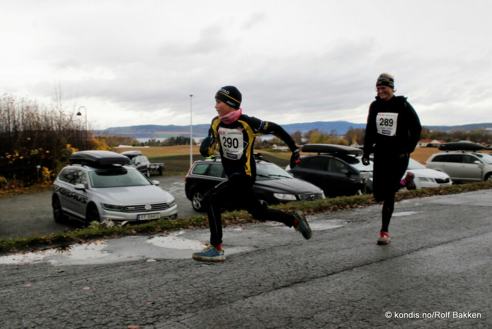 Jacob Aarskog Bjerke hadde spart krefter til å spurtbeseire mor Kristin Aarskog i Espern-joggen. Jacob Aarskog Bjerke hadde spart krefter til å spurtbeseire mor Kristin Aarskog i Espern-joggen.
