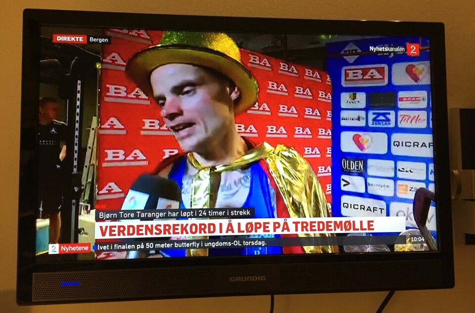 Bjørn Tore Kronen Taranger intervjues av TV2 etter at rekordløpet er over. Skjermdump fra TV2 nyhetskanalen. Bjørn Tore Kronen Taranger intervjues av TV2 etter at rekordløpet er over. Skjermdump fra TV2 nyhetskanalen.