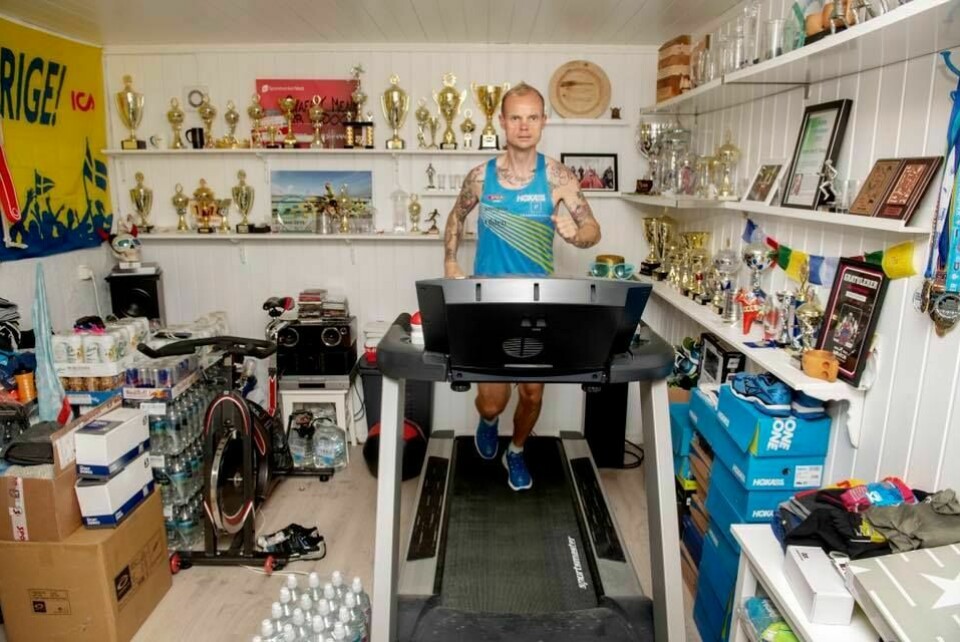 Taranger satte verdensrekord på 24 timer løp på tredemølle: 264,520 km Bjørn Tore Kronen Taranger trener hjemme før rekordforsøket. (Foto fra Tarangers facebookside)