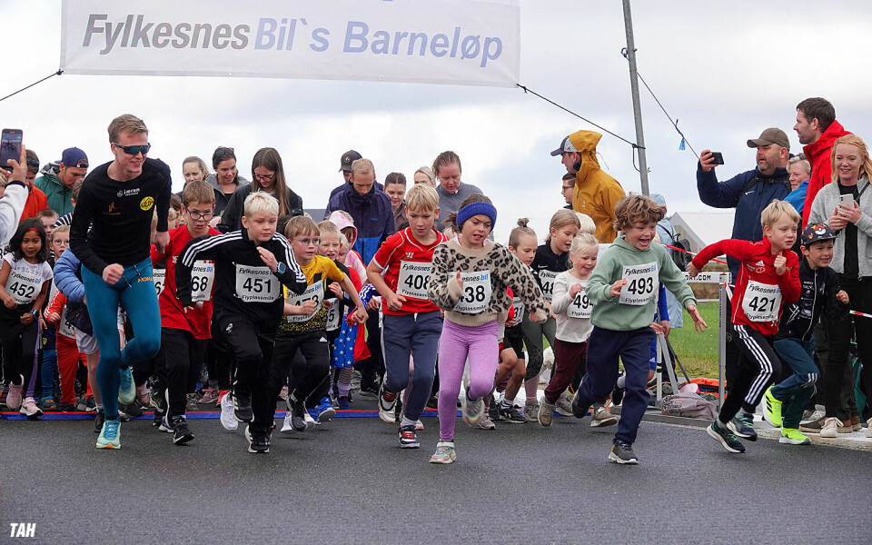 Det var populært med Narve Gilje Nordås som fartsholder i Barneløpet tilknytta Flyplassmila i september i år, og det blir sikkert ikke mindre populært med gratis løp neste år. (Foto: Thomas André Hjelmen) Det var populært med Narve Gilje Nordås som fartsholder i Barneløpet tilknytta Flyplassmila i september i år, og det blir sikkert ikke mindre populært med gratis løp neste år. (Foto: Thomas André Hjelmen)