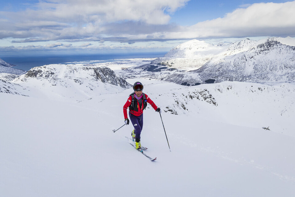 Matheo Jacquemoud på vei opp på Rundtind som er det nest siste fjellet på Lofoten Skimo 4000. (Foto: The Arctic Triple/Kristin Folsland Olsen) Matheo Jacquemoud på vei opp på Rundtind som er det nest siste fjellet på Lofoten Skimo 4000. (Foto: The Arctic Triple/Kristin Folsland Olsen)
