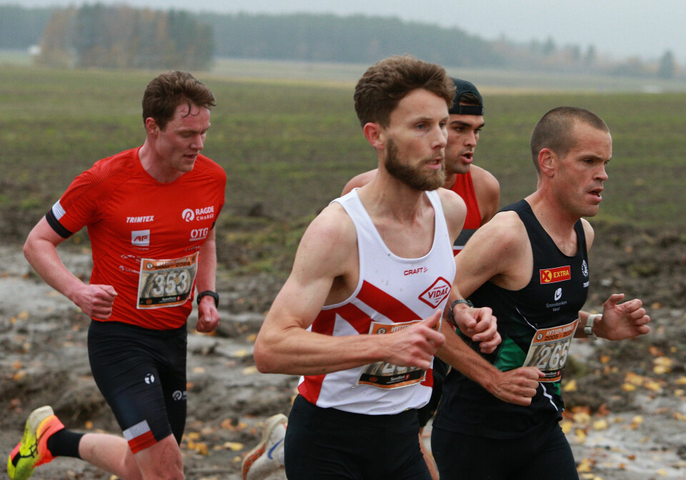 Raske veteraner: Andreas Penne Nygård nr. 1 i klasse 40-44 år og Andreas Sjurseth nr. 3 i klasse 35-39 år er tett fulgt av to skiløpere. Bakerst ser vi langløpskongen Johan Hoel som sist sesong ble nr. 2 i Birken og Vasaloppet og ble totalvinner av Ski Classic. Vi skimter også så vidt Sandefjord-løperen Eirik Aabrekk. (Foto: Kjell Vigestad) Veteraner