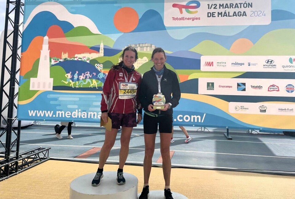 Kongsbergdamene Lillian Grongstad (til venstre) og Sidsel Mohn poserer på podiet etter å ha toppet lista i aldersklassen i den 23. utgaven av TotalEnergies Media Maratón de Málaga. (Foto: Privat) Kongsbergdamene Lillian Grongstad (til venstre) og Sidsel Mohn poserer på podiet etter å ha toppet lista i sin aldersklassen i den 23. utgaven av TotalEnergies Media Maratón de Málaga. (Foto: Privat)