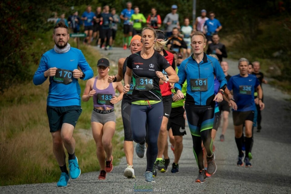 105 av de 256 deltagerne i konkurranseklassene løp halvmaraton. Her ser vi feltet litt bak de aller raskeste. (Foto: Diego EscobedoHeart) 105 av de 256 deltagerne i konkurranseklassene løp halvmaraton. Her ser vi feltet litt bak de aller raskeste. (Foto: Diego EscobedoHeart)
