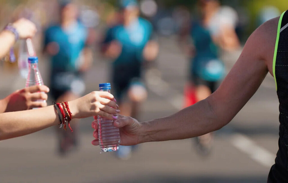 Vann er det smarteste valget for tennene. (Foto: iStockphoto) Vann er det smarteste valget for tennene. (Foto: iStockphoto)