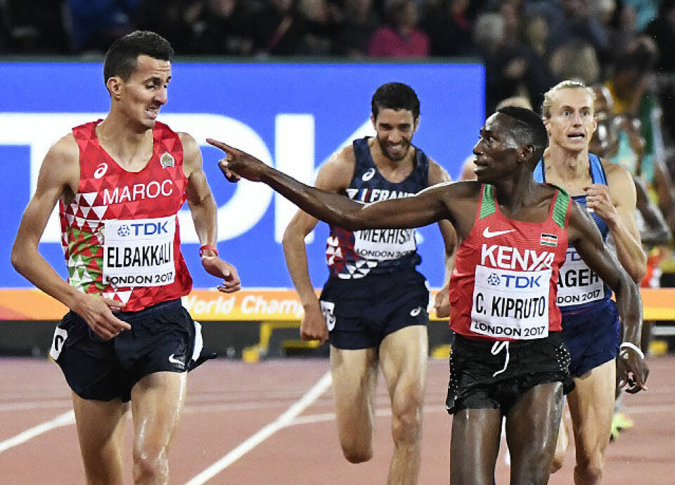 Conslus Kipruto hadde tid til å gjøre gester sjøl om han vant med bare 4 tideler. (Foto: Bjørn Johannessen) Conslus Kipruto hadde tid til å gjøre gester sjøl om han vant med bare 4 tideler. (Foto: Bjørn Johannessen)