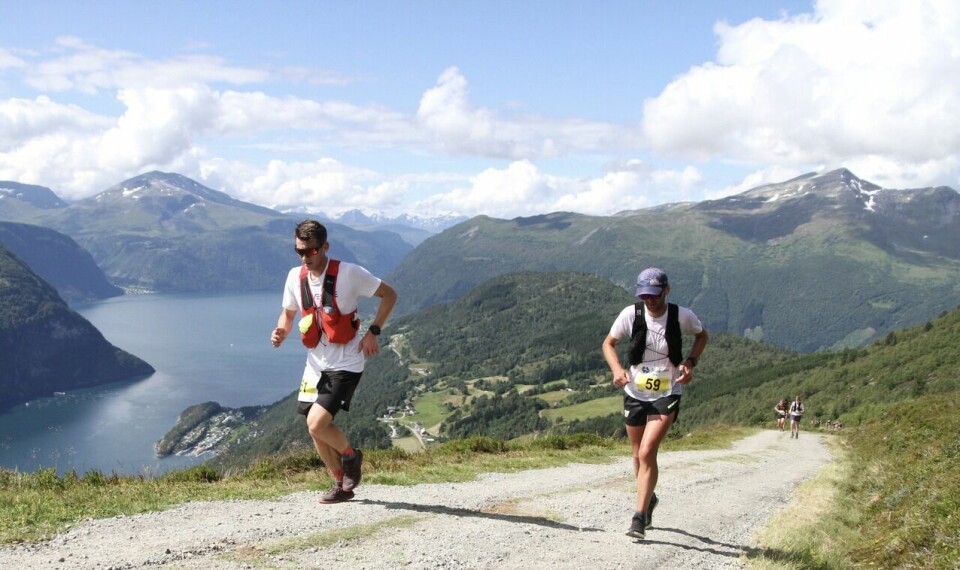 Løpet går på asfaltveg frå start opp til Hauge. Her ser vi løparar på traktorveg mellom Hauge og Nysetra. Frå Nysetra går løypa over på sti til toppen på 1100 moh. Foto: Helge Fuglseth Løpet går på asfaltveg frå start opp til Hauge. Her ser vi løparar på traktorveg mellom Hauge og Nysetra. Frå Nysetra går løypa over på sti til toppen på 1100 moh. Foto: Helge Fuglseth