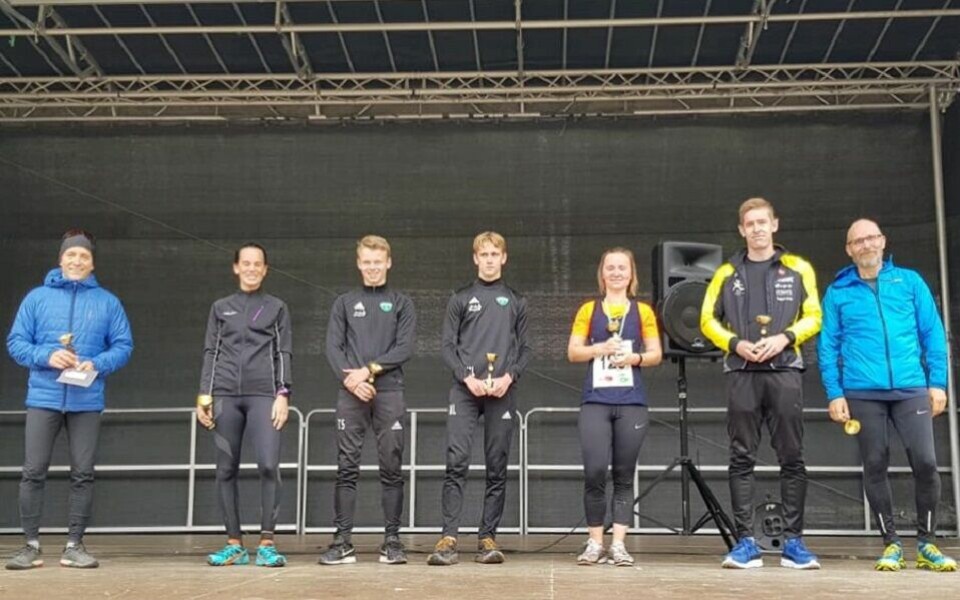 Sju av i alt åtte klassevinnere på 10 km samlet på scenen ved Kvennstugua. (Foto: Kvennstuguløpets facebookside) Sju av i alt åtte klassevinnere på 10 km samlet på scenen ved Kvennstugua. (Foto: Kvennstuguløpets facebookside)
