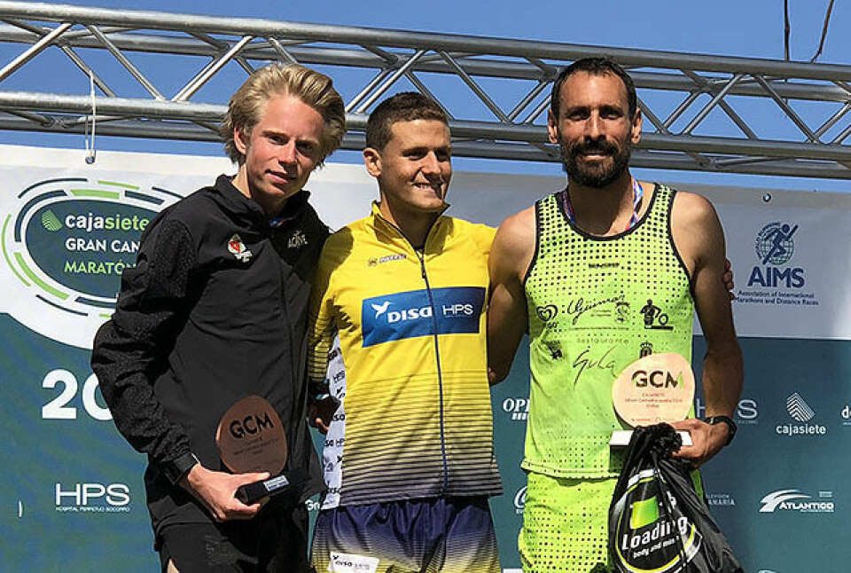 Ole-Petter Fjeld (til venstre) på pallen etter å ha tatt en 2. plass på 10 km i Las Palmas. (Foto: Nils-Johan Fjeld) Ole-Petter Fjeld (til venstre) på pallen etter å ha tatt en 2. plass på 10 km i Las Palmas. (Foto: Nils-Johan Fjeld)