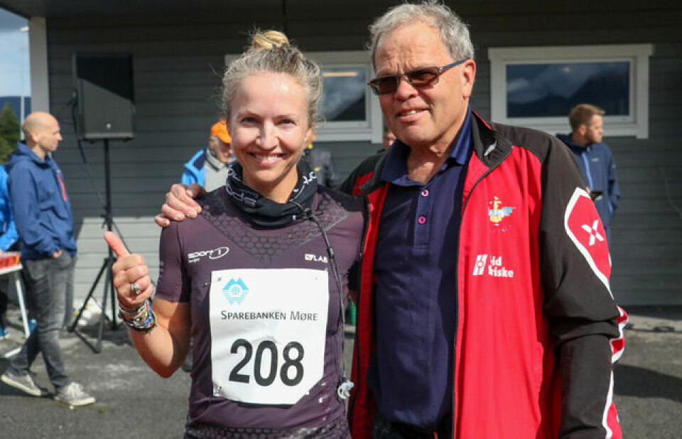Therese Falk og Hallstein Saunes vant Nordvest maraton Therese_og_arrangor.jpg