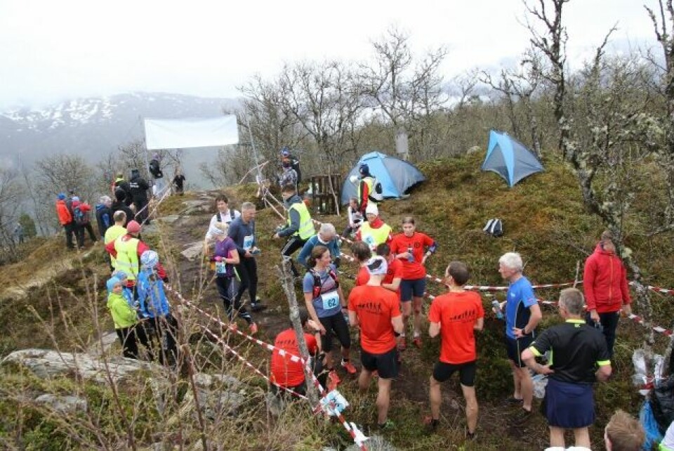 Geir Steig og Anita Iversen Lilleskare vann Storehaugen Opp 24_folksomt_ved_mål (640x427).jpg