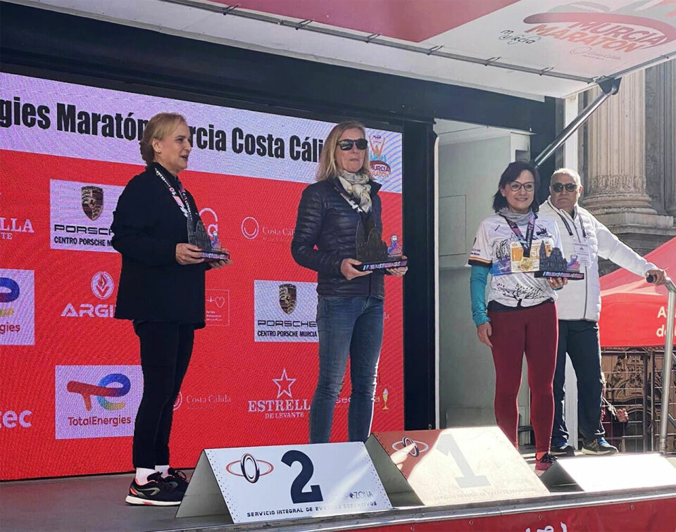 Synøve Brox vant 60-årsklassen i Murcia 10 km på sterke 38.59 Synoeve-Brox-Murcia-10km-pallen.jpg