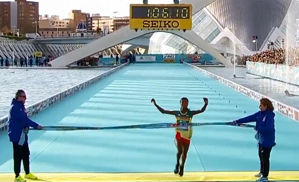 Gull til Kamworor og Kebede i vindfullt VM i Valencia VM_halv_Kebede_vinner.jpg