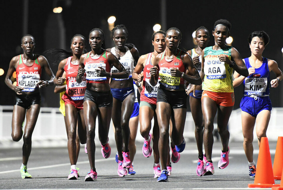 Geoffrey Kamworor i spissen for et sterkt kenyansk VM-lag på maraton Ruth Chepngetich lå sentralt i tetfeltet som til slutt bare bestod av henne sjøl. Ingen av de etiopiske jentene kom til mål. (Foto: Bjørn Johannessen)