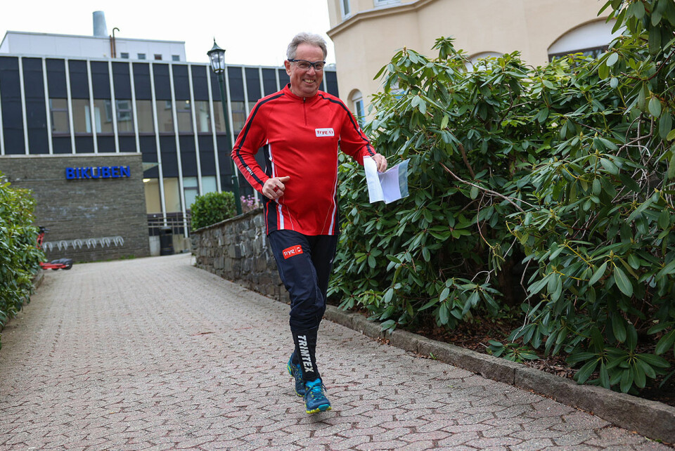 Ragnar Kayser fra Tryg BIL på vei ut i gangstiene rundt sykehuset. (Alle foto: Arne Dag Myking) Ragnar Kayser løper mellom sykehusbygningene