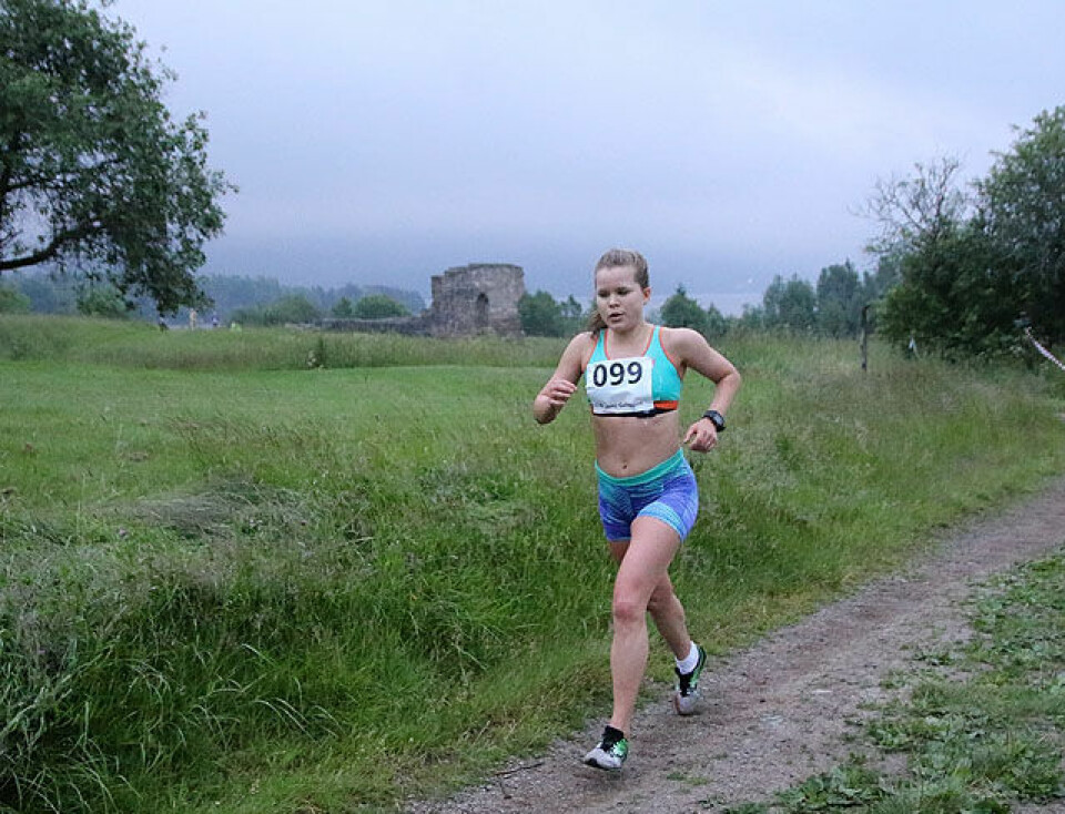 Tonje Gresslien med 1 km igjen å løpe. Bak henne ser vi Kirkeruinene og vi skimter såvidt Maridalsvannet som nesten går i ett med tåka som kom sigende. Foto: Heming Leira Tonje Gresslien med 1 km igjen å løpe. Bak henne ser vi Kirkeruinene og vi skimter såvidt Maridalsvannet som nesten går i ett med tåka som kom sigende. Foto: Heming Leira
