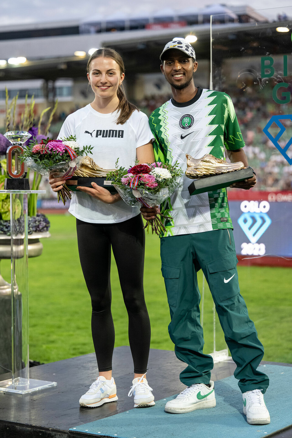 Kondis' gullsko til årets norske langdistanseløpere under Bislett Games Gullsko-Ingeborg-Oestgaard-Abdullathi-Dahir-Rabi-foto-Samuel-Hafsahl-DSC_8604.jpg
