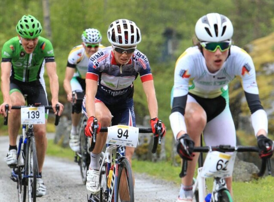 Borghild Løvset med startnummer 94 ligger her sammen med Stig Svalheim (139) og Håkon Nore Bjerkvik som vant klasse Menn 17-18 år. Foto: Arrangør Borghild Løvset med startnummer 94 ligger her sammen med Stig Svalheim (139) og Håkon Nore Bjerkvik som vant klasse Menn 17-18 år. Foto: Arrangør