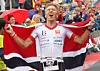Seier på hjemmebane: Allan Hovda representerer Haugesund Triatlonklubb og kommer fra Sveio, der det meste av sykkeldelen i Ironman 70.3 Haugesund går. Ingen tvil om at det var populært med endelig en hjemmeseier i den siste 70.3-konkurransen i Haugesund. (Foto: Kjell Vigestad)