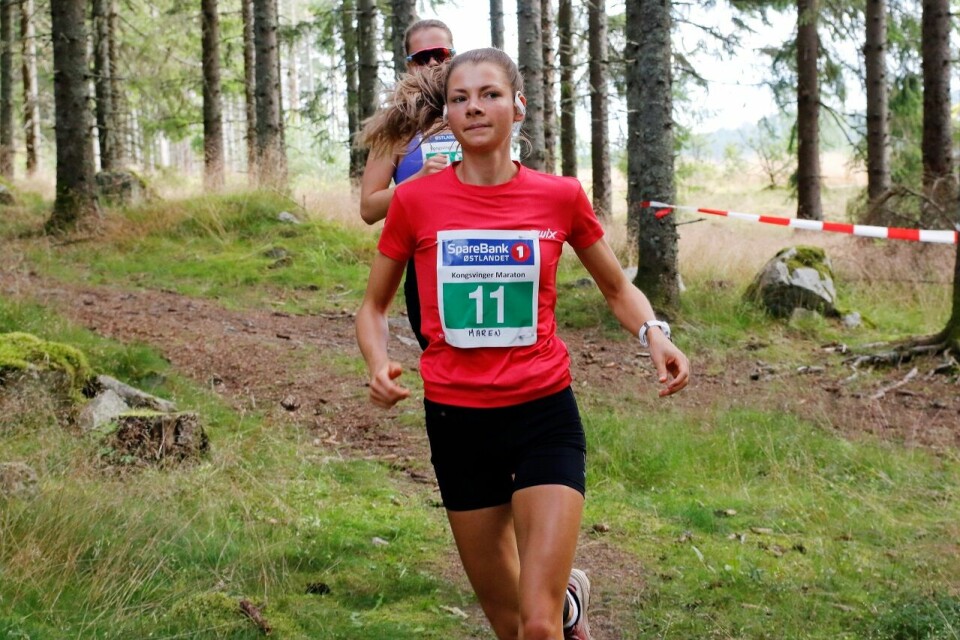 Maren Lie etter 4 km med Karen Marie Håkonsen som skygge. Maren Lie etter 4 km med Karen Marie Håkonsen som skygge.