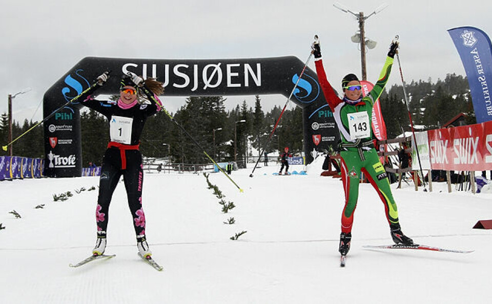 Skiskyttertalentene Hanne Eggen Persson og Juni Arnekleiv koste seg med sesongavslutningen i Sjusjøen Fri. Skiskyttertalentene Hanne Eggen Persson og Juni Arnekleiv koste seg med sesongavslutningen i Sjusjøen Fri.