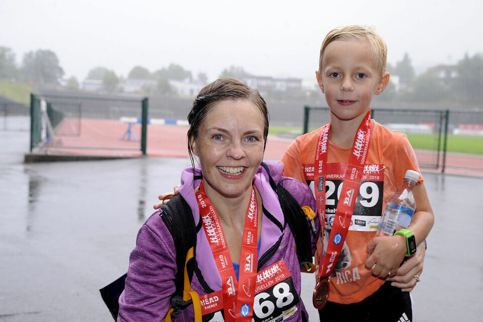Merete og Aksel Strandenes har gjennomført 5 km og har hentet sine medaljer for å ha deltatt i 3 løp. Merete og Aksel Strandenes har gjennomført 5 km og har hentet sine medaljer for å ha deltatt i 3 løp.