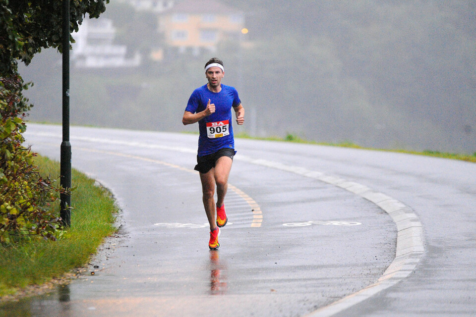 Sondre Johan Knutsen har løpt fra alle da han kommer tilbake fra halvrunden ved Store Lungegårdsvann. (Alle foto: Arne Dag Myking) Sondre Johan Knutsen vinner 5 km