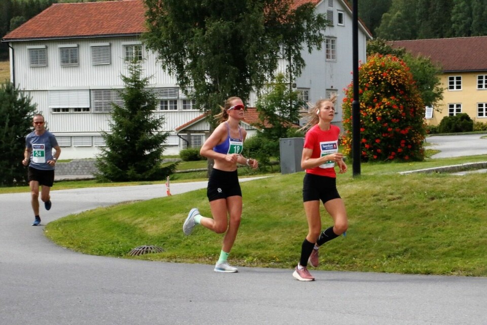 Sterke maratonjenter i 30-årsjubileet for Kongsvinger Maraton Tetduoen halvveis.JPG