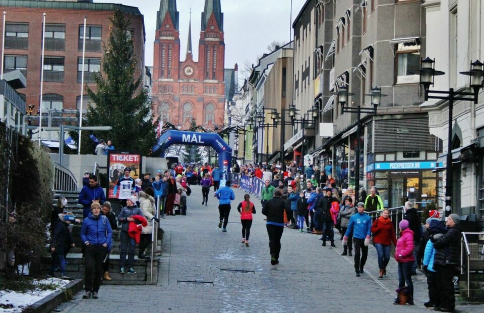 Minst 10 muligheter til å avslutte året med et Nyttårsløp Målgangen på Nyttårstrimmen ev på torvet i Skien sentrum. Dette er fra fjoårets løp. (Foto: Arrangøren)
