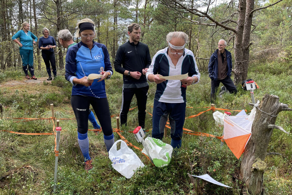 Anne Fjeldstad fra Haukeland Sykehus BIL og Dagfinn Hole fra Rolls Royce Bergen er klare til start i B-løypen, og har et minutt på seg til å studere kartet. (Alle foto: Arne Dag Myking) Anne Fjeldstad fra Haukeland Sykehus BIL og Dagfinn Hole fra Rolls Royce Bergen er klare til start i B-løypen, og har et minutt på seg til å studere kartet. (Alle foto: Arne Dag Myking)