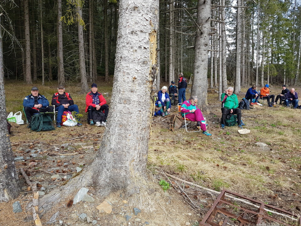 Fin start på bedrifts-o-løpene i Innlandet Samlingsplass garderobe i skogen.jpg