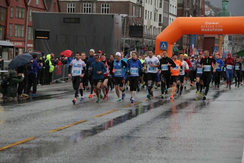 Starten er på Bryggen i Bergen og først ute var maratonløperne Starten er på Bryggen i Bergen og først ute var maratonløperne