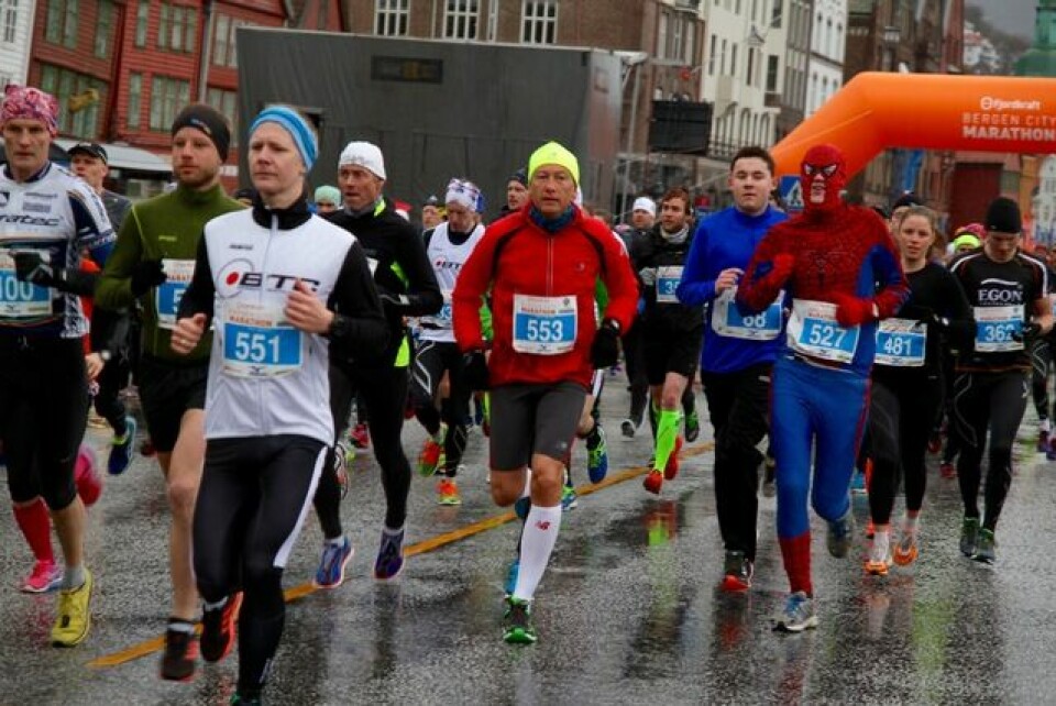Bergen City Marathon - seier til Åslaug Kaardal og Kenneth Smeby Start_maraton_kostyme