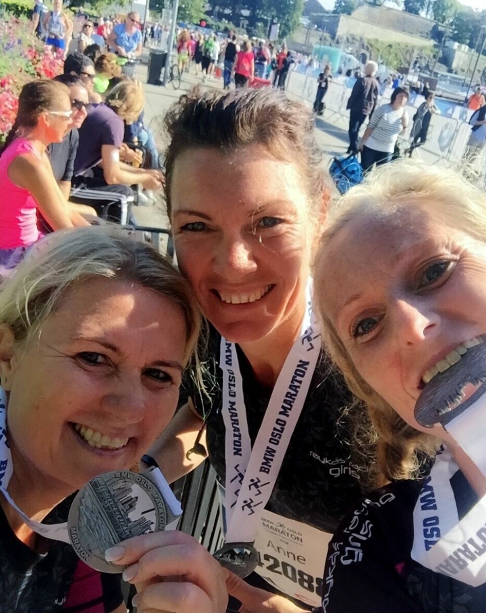 Dette er nabokjerringene i Røykås Racing Girls Oslo Maraton 2016 etter mål.jpg