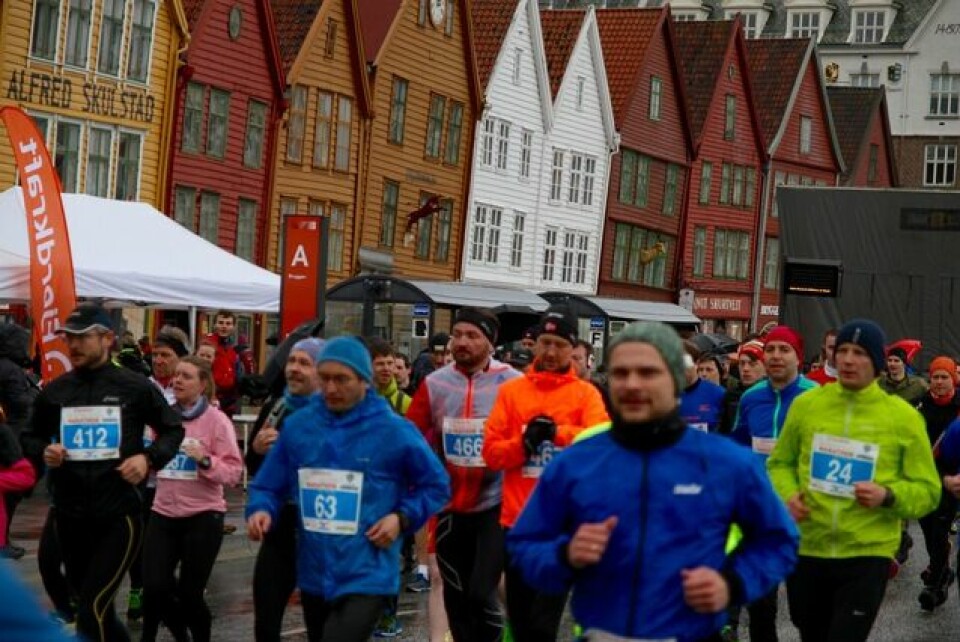 Bergen City Marathon - seier til Åslaug Kaardal og Kenneth Smeby Start_maraton_bryggen
