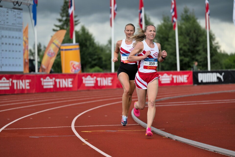 Madelène Wanvik Holum suveren i B-heatet på 5000 m Marianne Harnes og Madeline Wanvik Holum.jpg