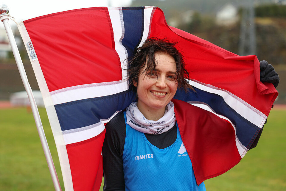 Ingrid Lid kunne svøpe seg i det norske flagget etter at NM-tittelen på 100 km var i boks. (Alle foto: Arne Dag Myking) Ingrid Lid