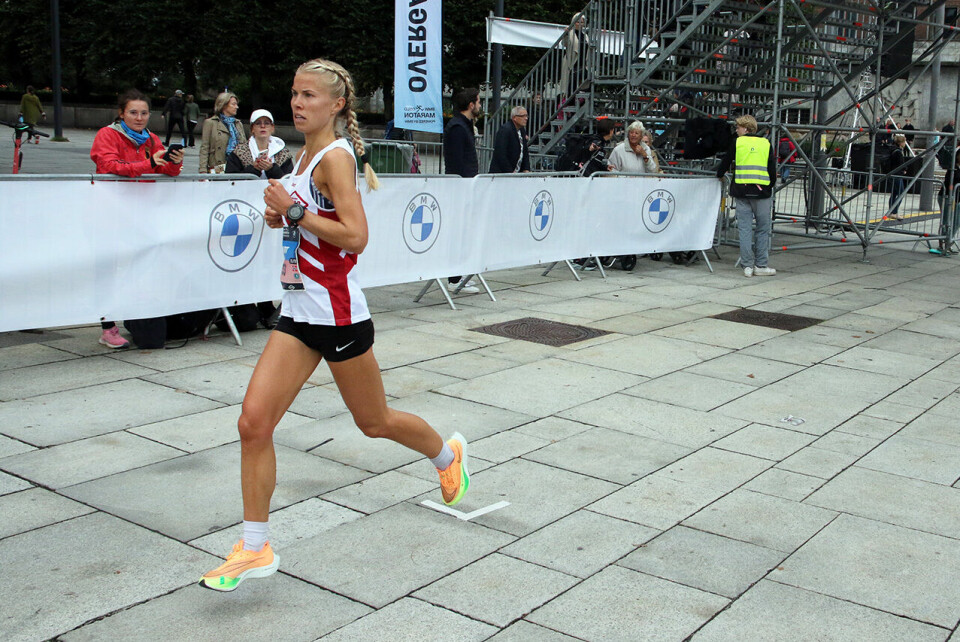 Tage Morken Augustson og Kristin Waaktaar Opland ble norgesmestere på maraton marit-haslie-paa-raadhusplassen-halvveis-foto-runar-gilberg.jpg