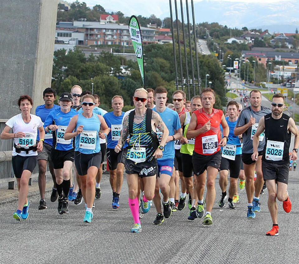 Fartsholder: Ny service for løperne i år var fartsholdere. Her har Bjørn Tore Kronen Taranger ledet løperne i 3 km til toppen av Hagelsundbroa. (Foto: Kjell Vigestad) Fartsholder: Ny service for løperne i år var fartsholdere. Her har Bjørn Tore Kronen Taranger ledet løperne i 3 km til toppen av Hagelsundbroa. (Foto: Kjell Vigestad)