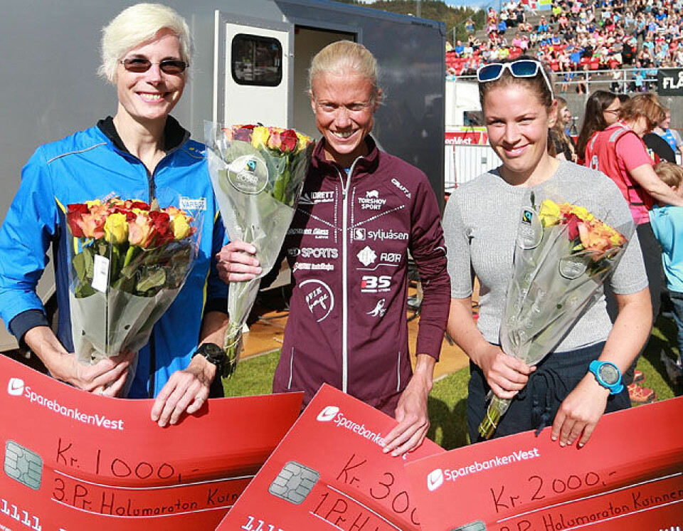 Senay Fissehatsion og Marthe K. Myhre vant halvmaraton i Knarvik Pall_kvinner1_AZ3T9130.jpg