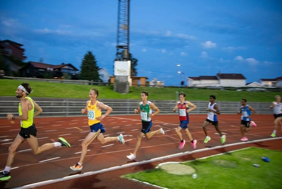 Mange sterke 10 000-tider - Sondre slo både times- og 20 000 m-rekorden med god margin Strekker_ut.jpg